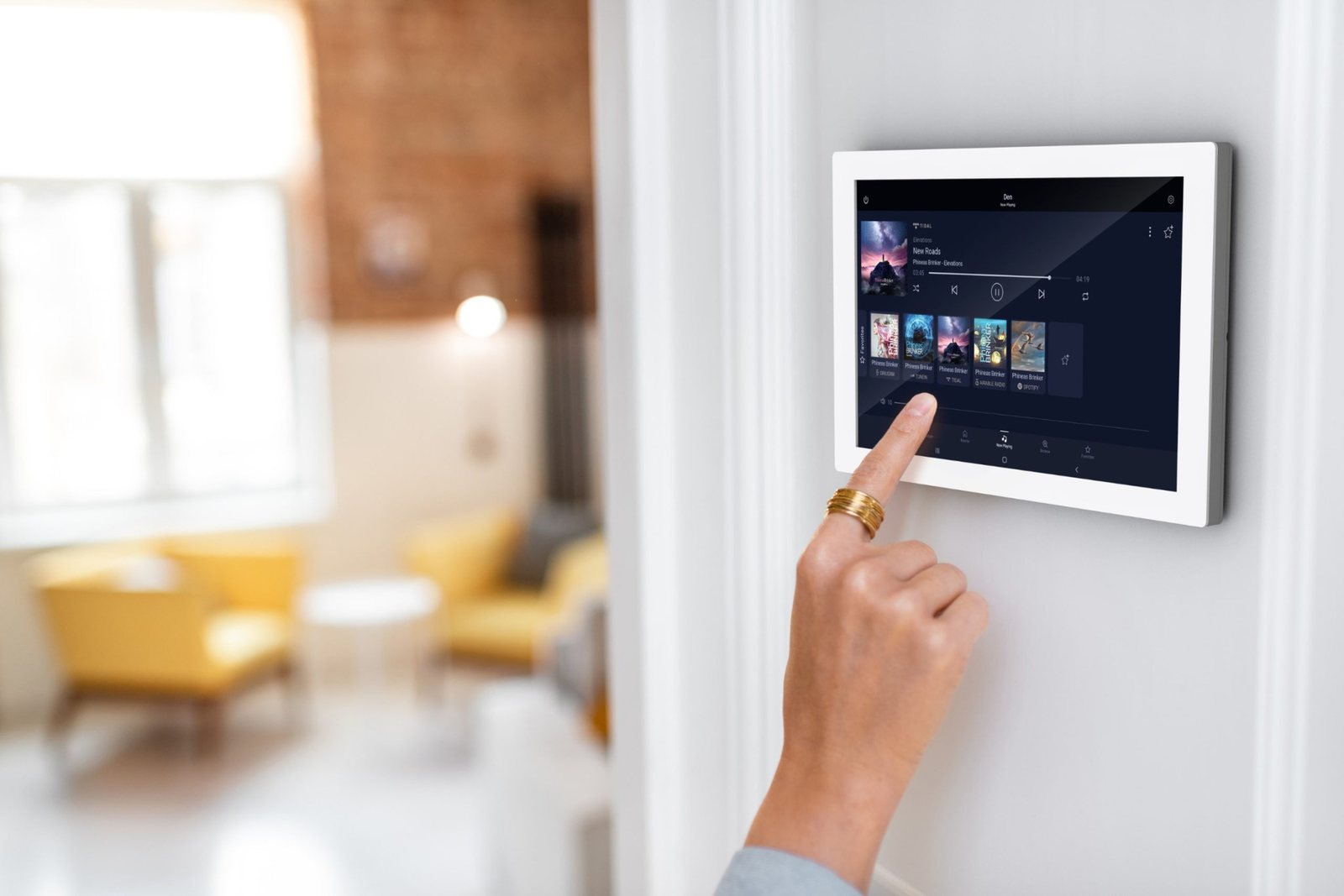 Pannello di controllo touch a parete che gestisce i sistemi della sala